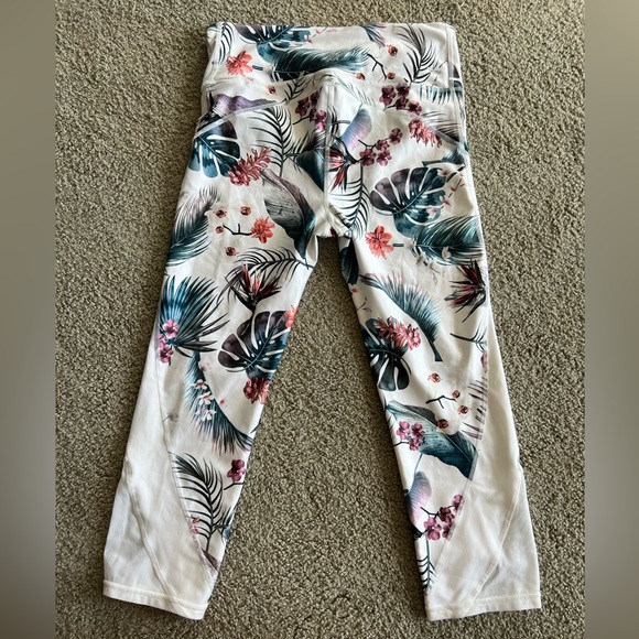 Gap fit 3/4 workout leggings. Size small. Tropical pattern. Like new! Used once. - Picture 2 of 5